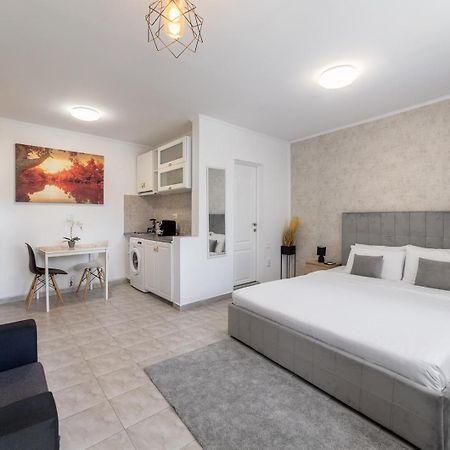 Downtown Victoria Studios By Citybookings Bukares Bagian luar foto