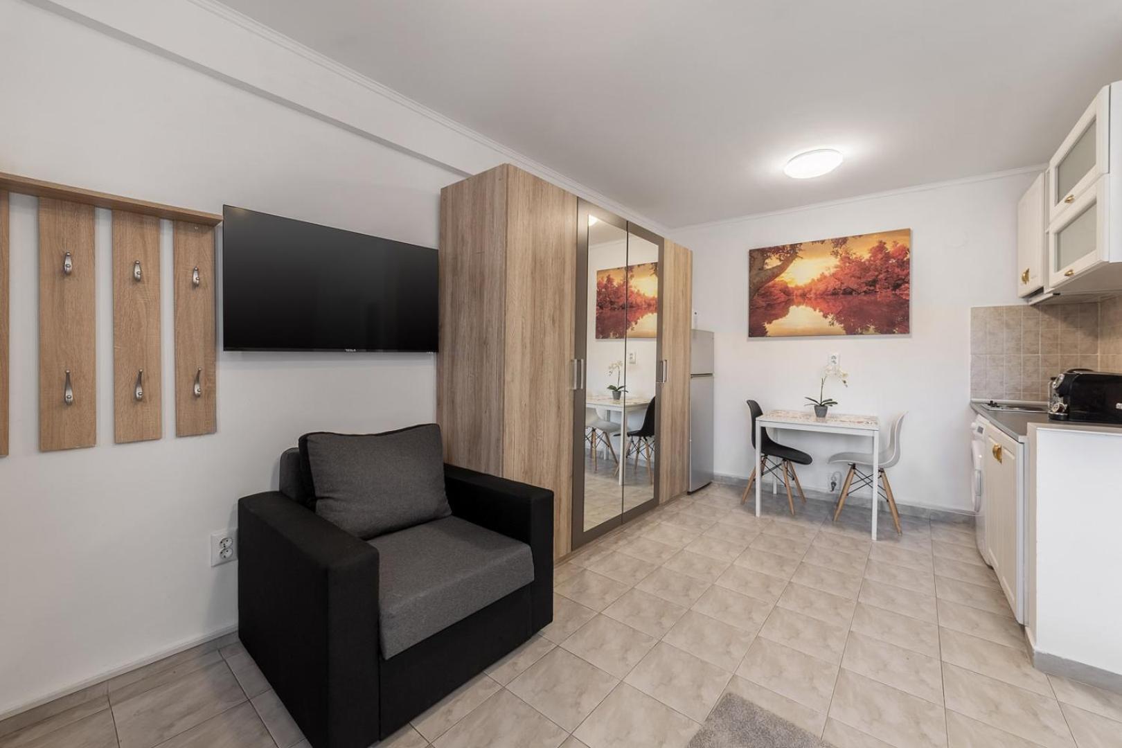 Downtown Victoria Studios By Citybookings Bukares Bagian luar foto